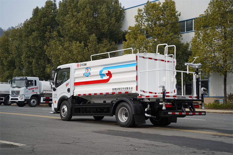 東風(fēng)股份K6藍(lán)牌灑水車 7方（燃油車）