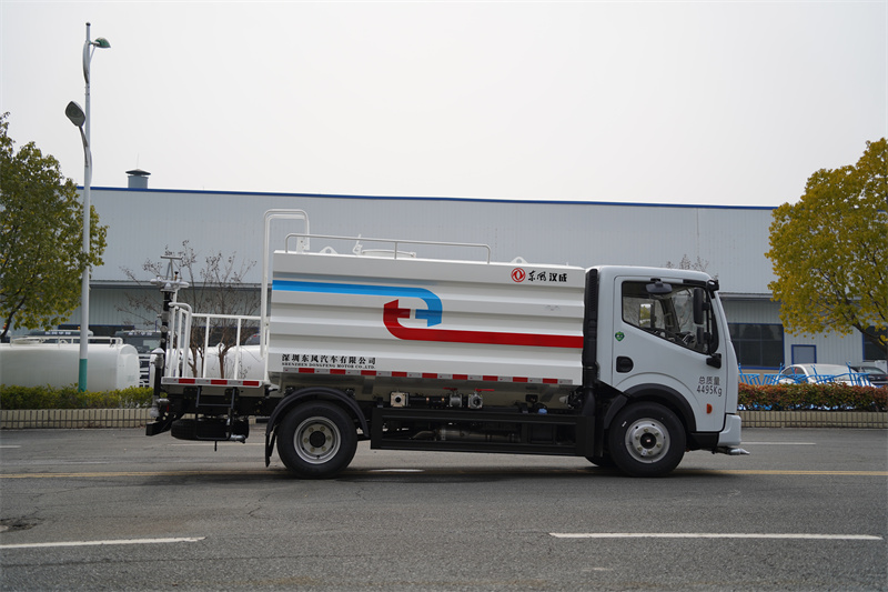 東風(fēng)股份K6藍(lán)牌灑水車 7方（燃油車）